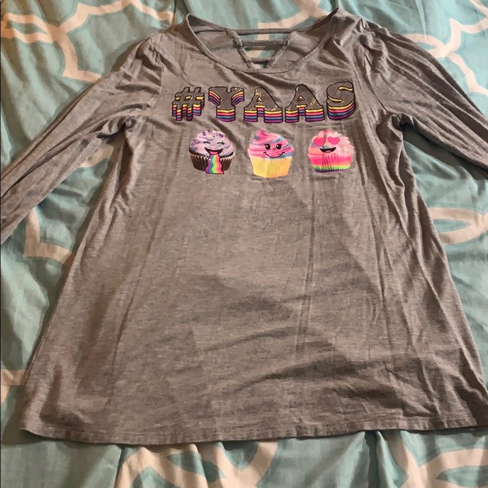 Grey “#yaas” shirt
